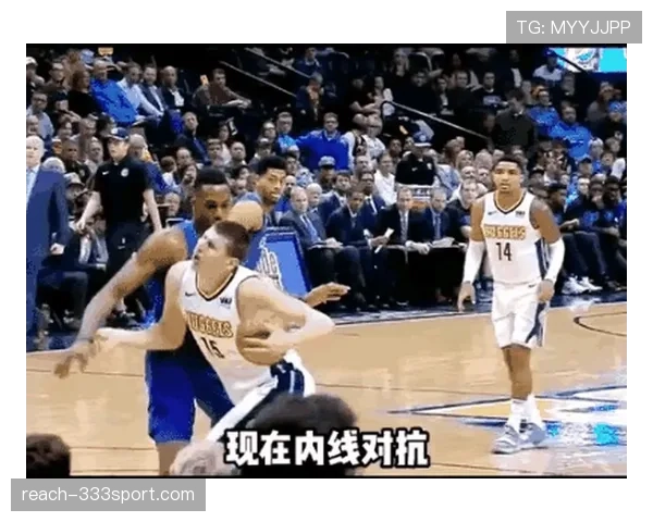 拉人犯规的判定标准与裁判处罚规则详解