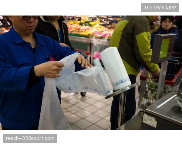 程语轩从私人通道拎着超市塑料袋走出来，我笑了整条街