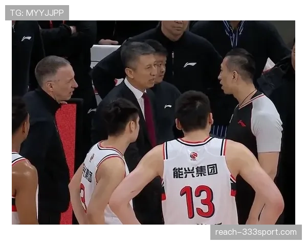 篮球比赛中，球意外碰到裁判的判定标准是什么？